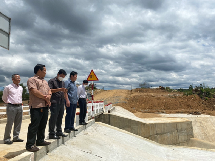 Doan cong tac cua UBND huyen lam viec tai xa Cu Mot va Ea Nam 2